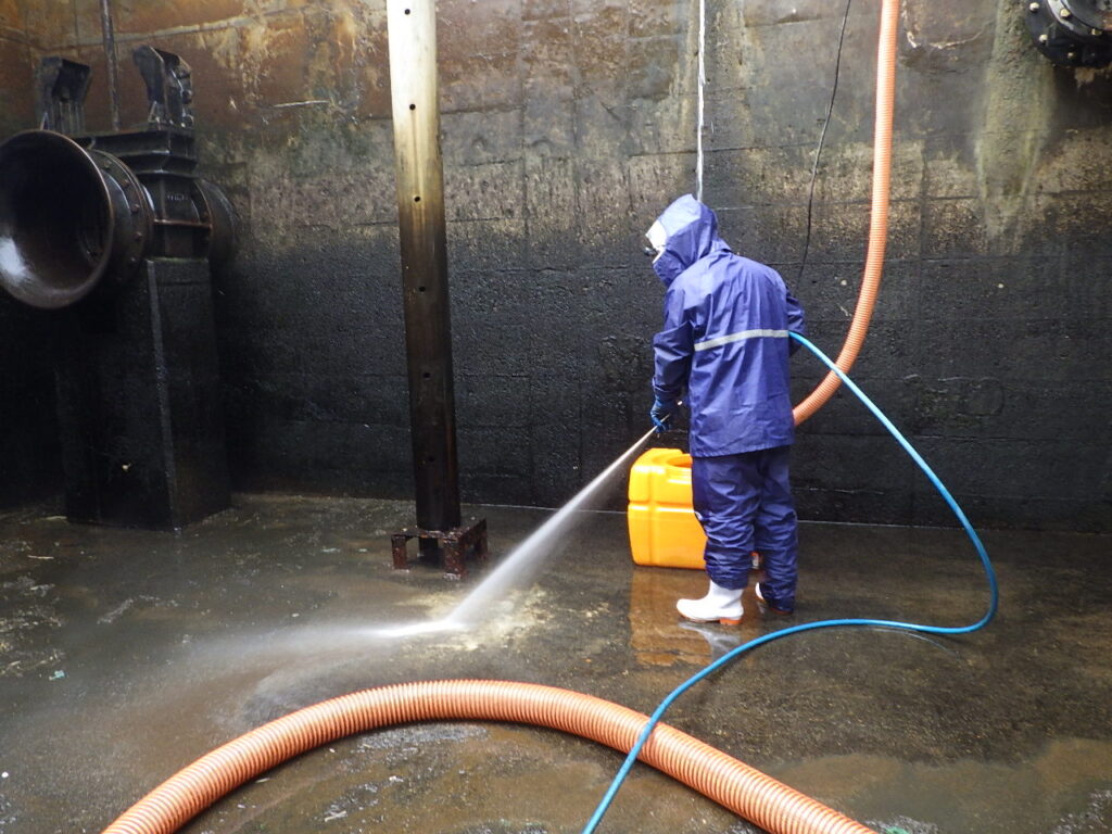 浄水場清掃